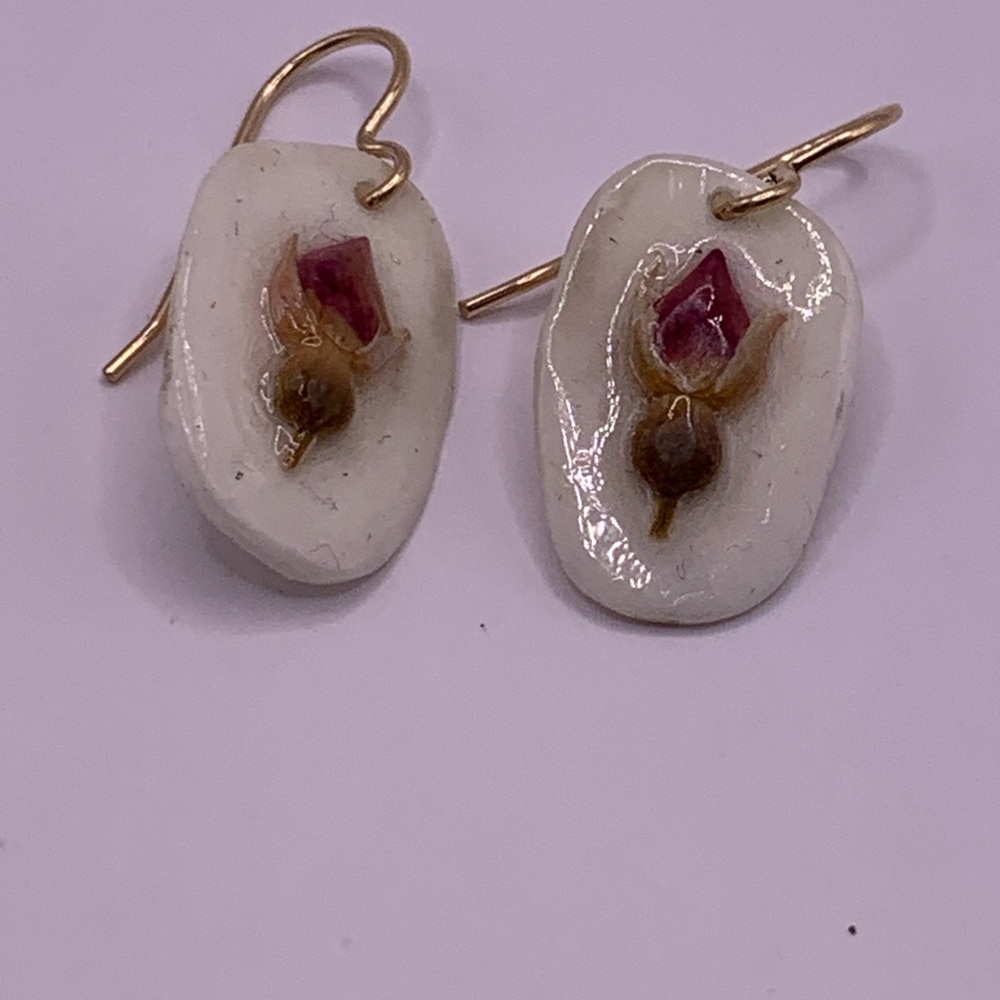 Vintage White and Gold Earrings with Floral Accent, so romantic